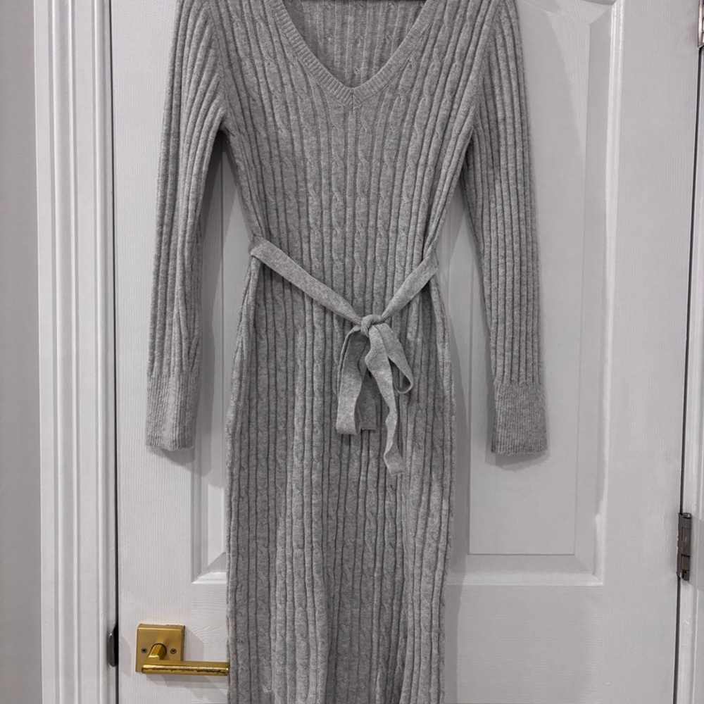 Olive & Oak Light Gray Long Sleeve Dress